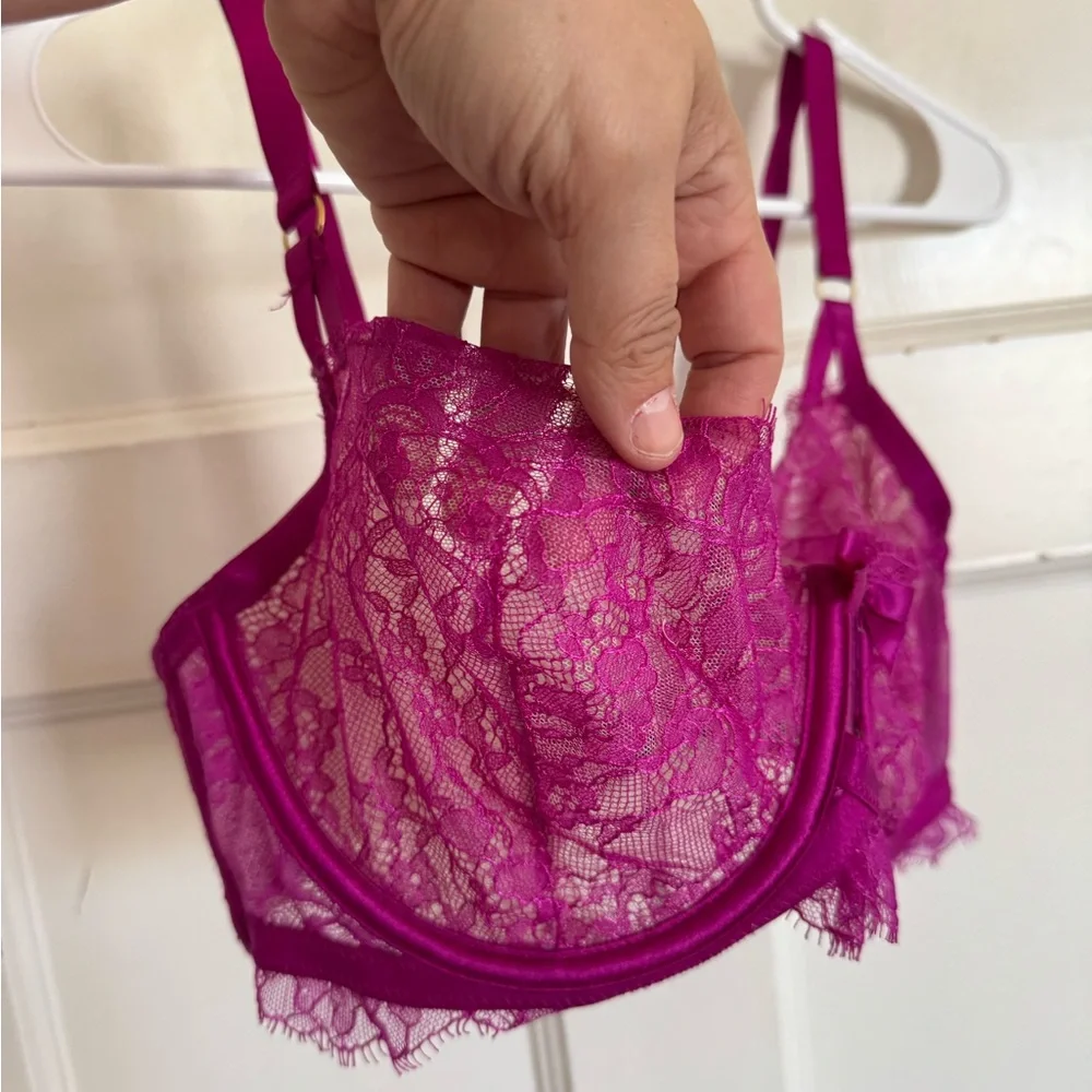 Victoria’s Secret Very Sexy Fuchsia lace unlined Demi bra size‎ 36DD